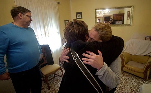 Imagen principal - Francisco y Ana Belén, visiblemente emocionados, reciben la noticia de que se aplaza el desahucio, este martes, en su casa de La Alberca.