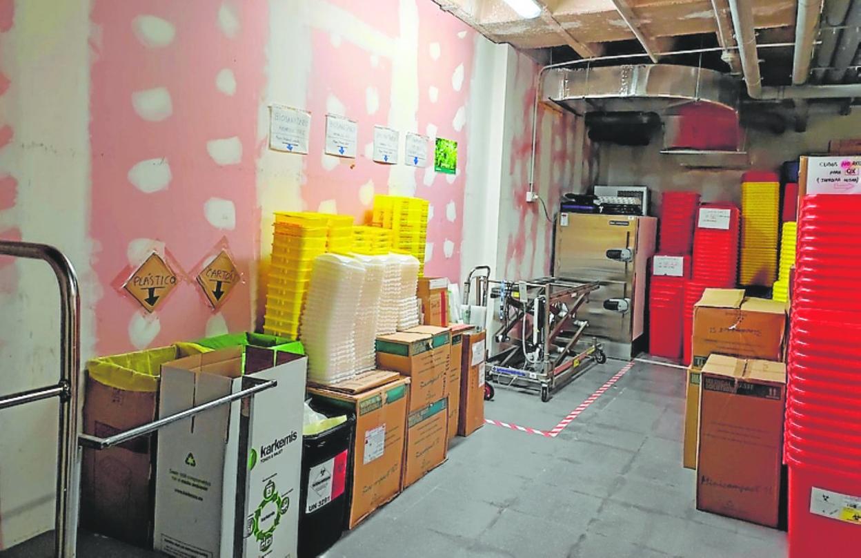 Sala habilitada como morgue provisional en el hospital. Al fondo, las cámaras frigoríficas. 