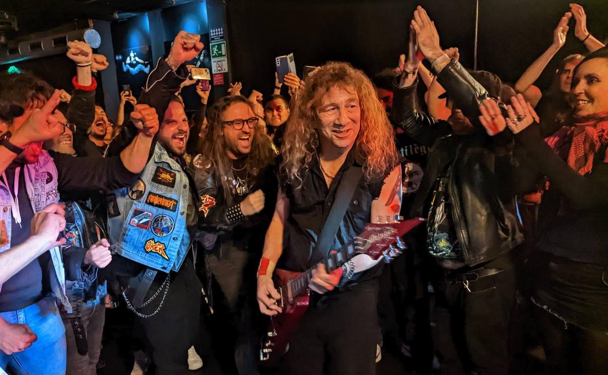 'Lips', cantante y guitarrista de Anvil, se dio un baño de masas al inicio del concierto.