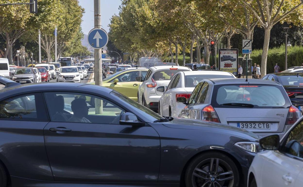 Tráfico en el centro de Cartagena en una imagen de archivo. 