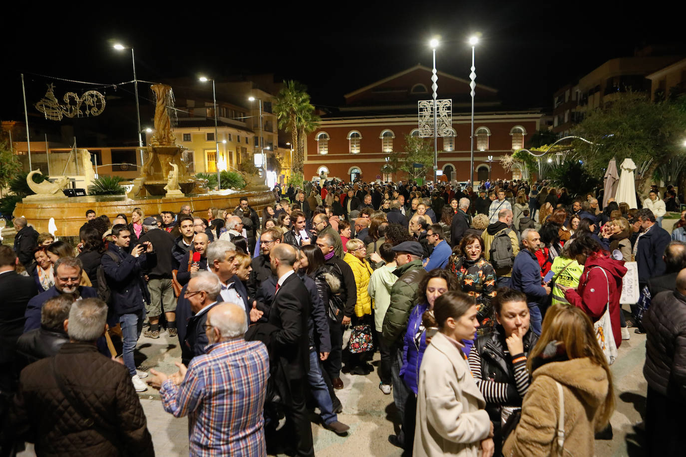 Fotos: Más de mil personas se concentran en Lorca en defensa de la sanidad pública