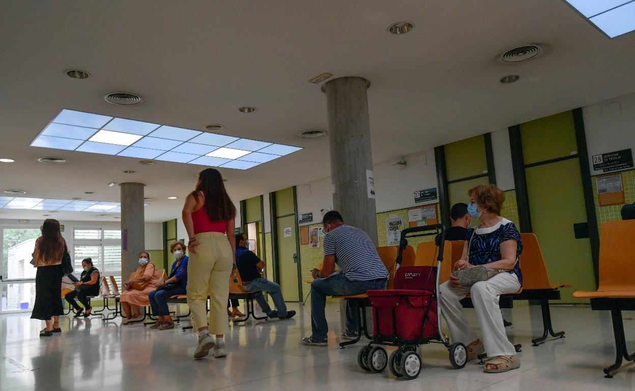 Pacientes en la sala de espera del centro de salud de La Flota, en Murcia. 