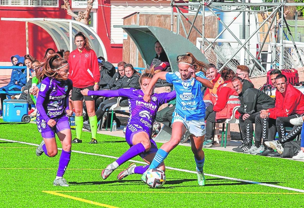 Raquel Morcillo avanza en el triunfo al UGD Tenerife. 