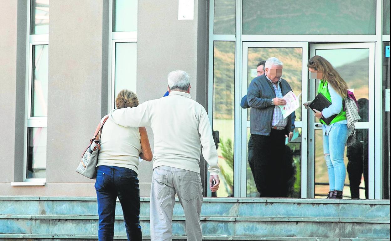 Pacientes del centro de salud del barrio de La Concepción, en los accesos. 