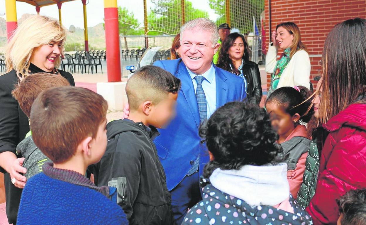 El delegado del Gobierno, José Vélez, ayer, rodeado de alumnos del colegio Campo de Molina. 