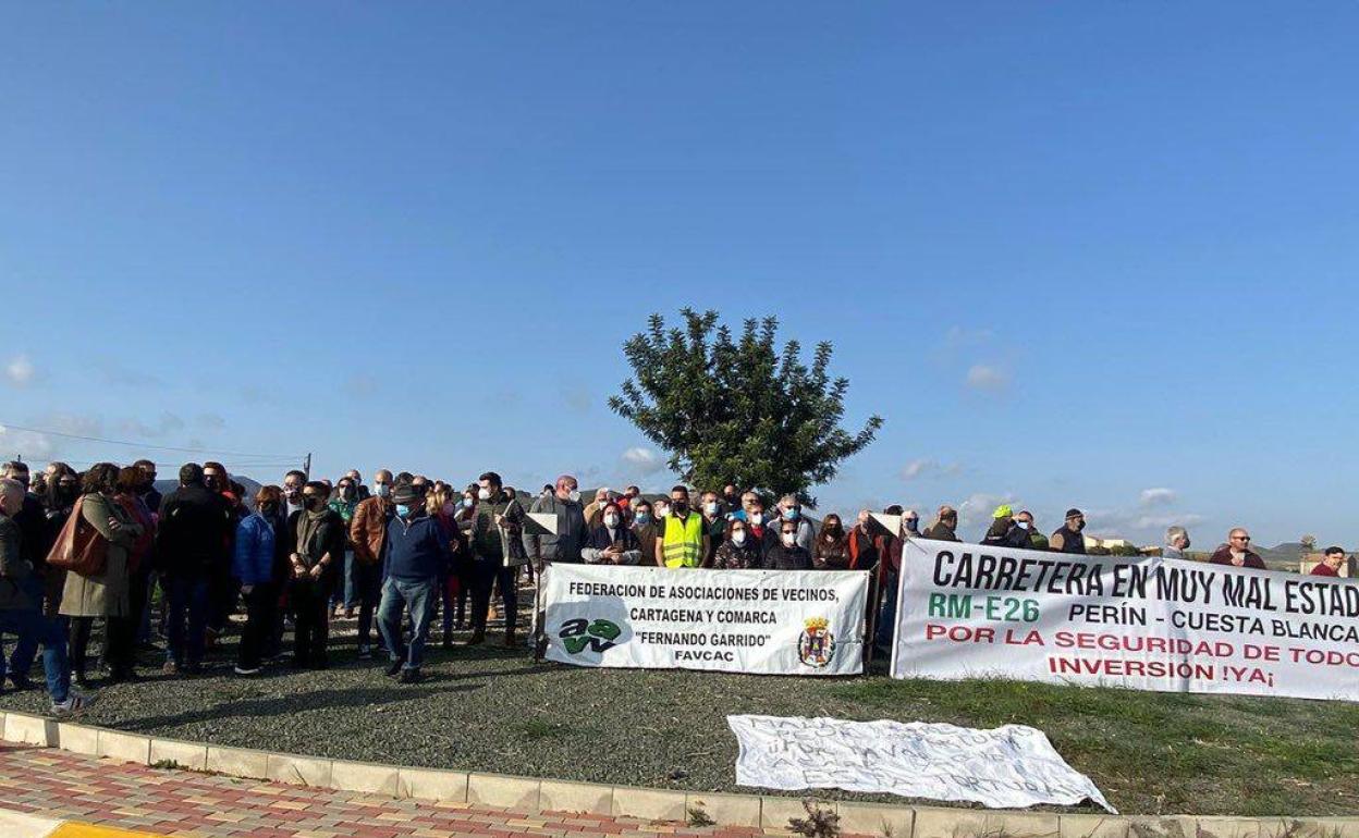 Protesta del PSOE para pedir el arreglo de las carreteras RM-E26 de Cuesta Blanca, La Corona y Perín.