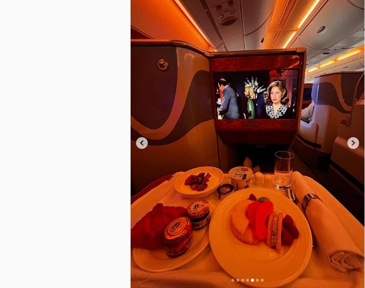 Imagen del desayuno de Alexandra Pereira en el que aparecen las mermeladas de la marca Hero. 