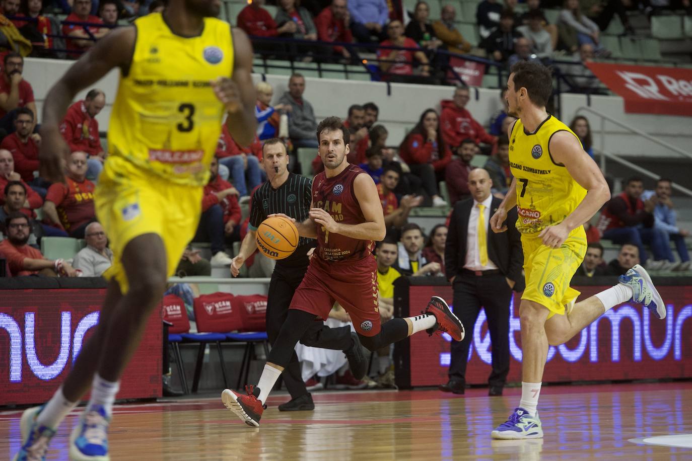 Fotos: El UCAM vence al Falco (81-74)