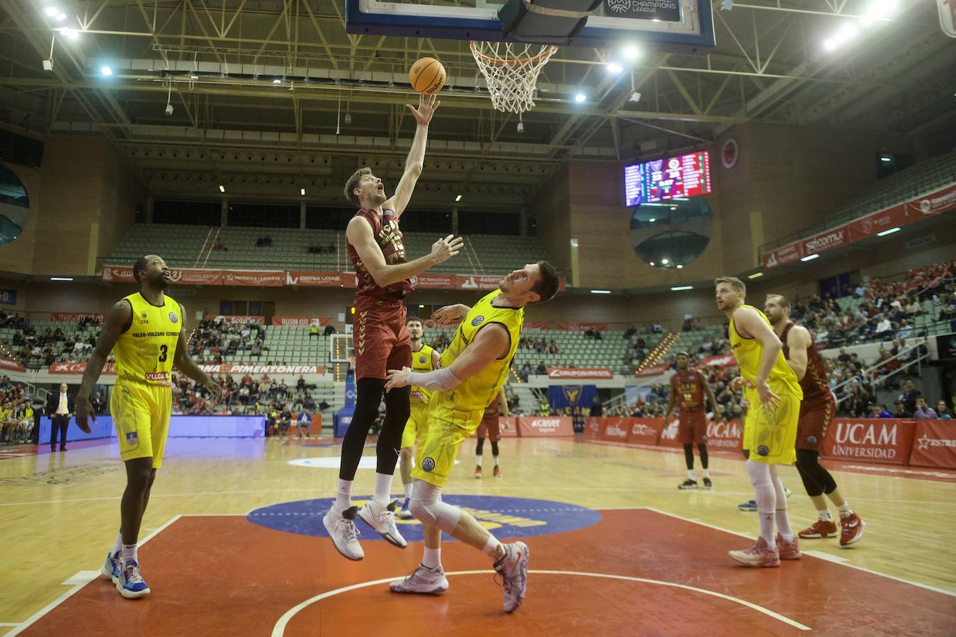 Fotos: El UCAM vence al Falco (81-74)