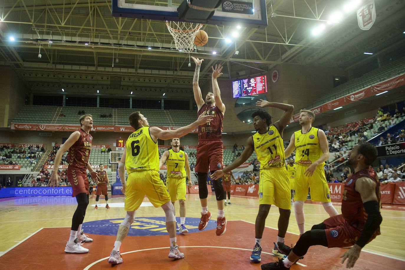 Fotos: El UCAM vence al Falco (81-74)