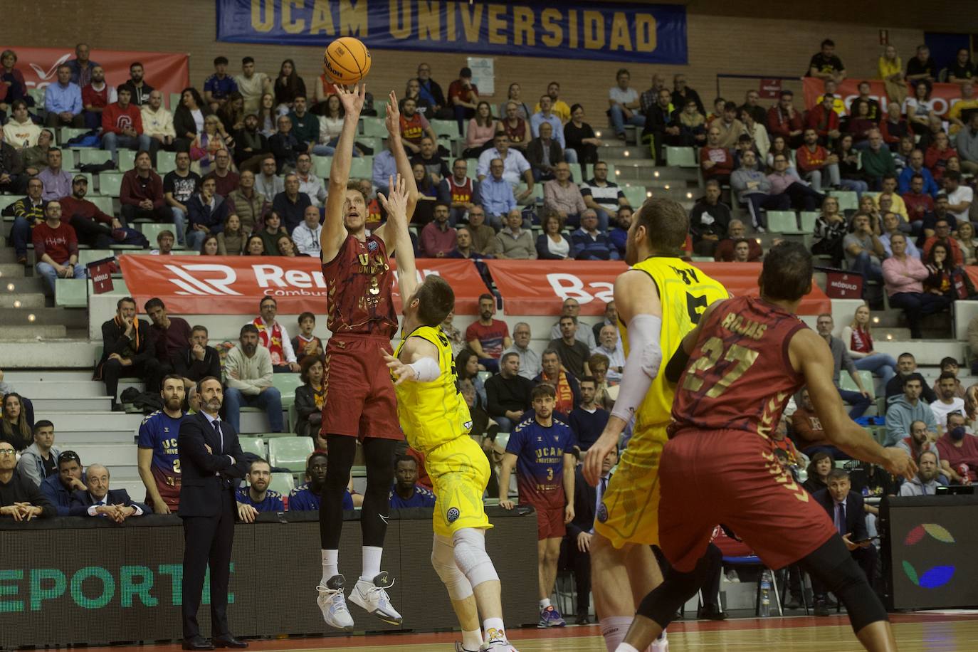 Fotos: El UCAM vence al Falco (81-74)