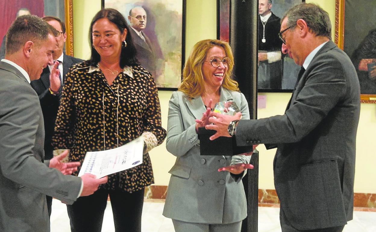 La vicealcaldesa de Cartagena, Ana Belén Castejón (2d), recibe el sello de manos del rector de la UMU. 