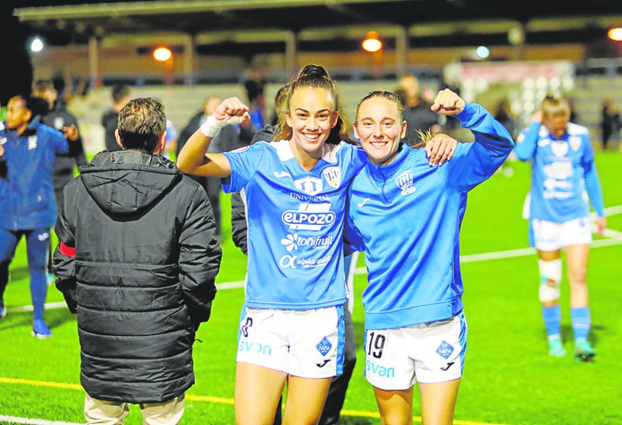 Daniela Arques y Marina Martí, anoche celebrando la victoria. 