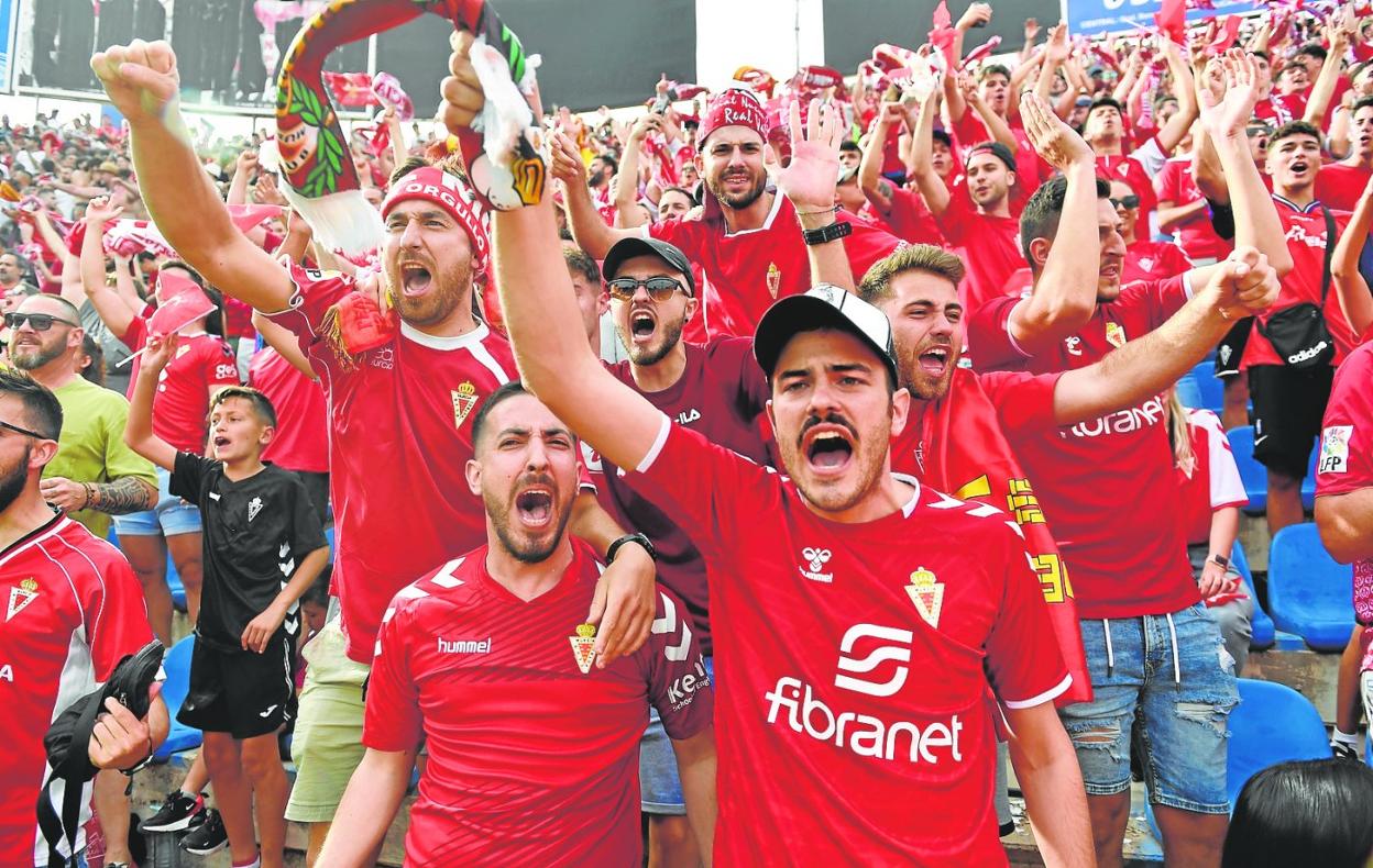 Aficionados del Real Murcia animando en el último gran desplazamiento masivo, en el partido del ascenso en Alicante. 