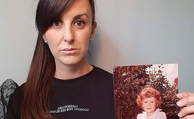 Ana Cuartas, con una foto en la que aparece de niña.