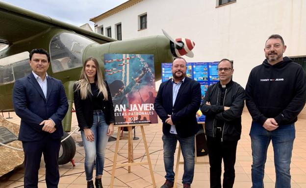 El alcalde de San Javier, José Miguel Luengo; la autora del cartel, Loli Pérez; el concejal de Festejos, Isidoro Miñano; el párroco del municipio, Juan Prieto, y el presidente de la comisión de fiestas, Ricardo Luna, durante la presentación del programa. 