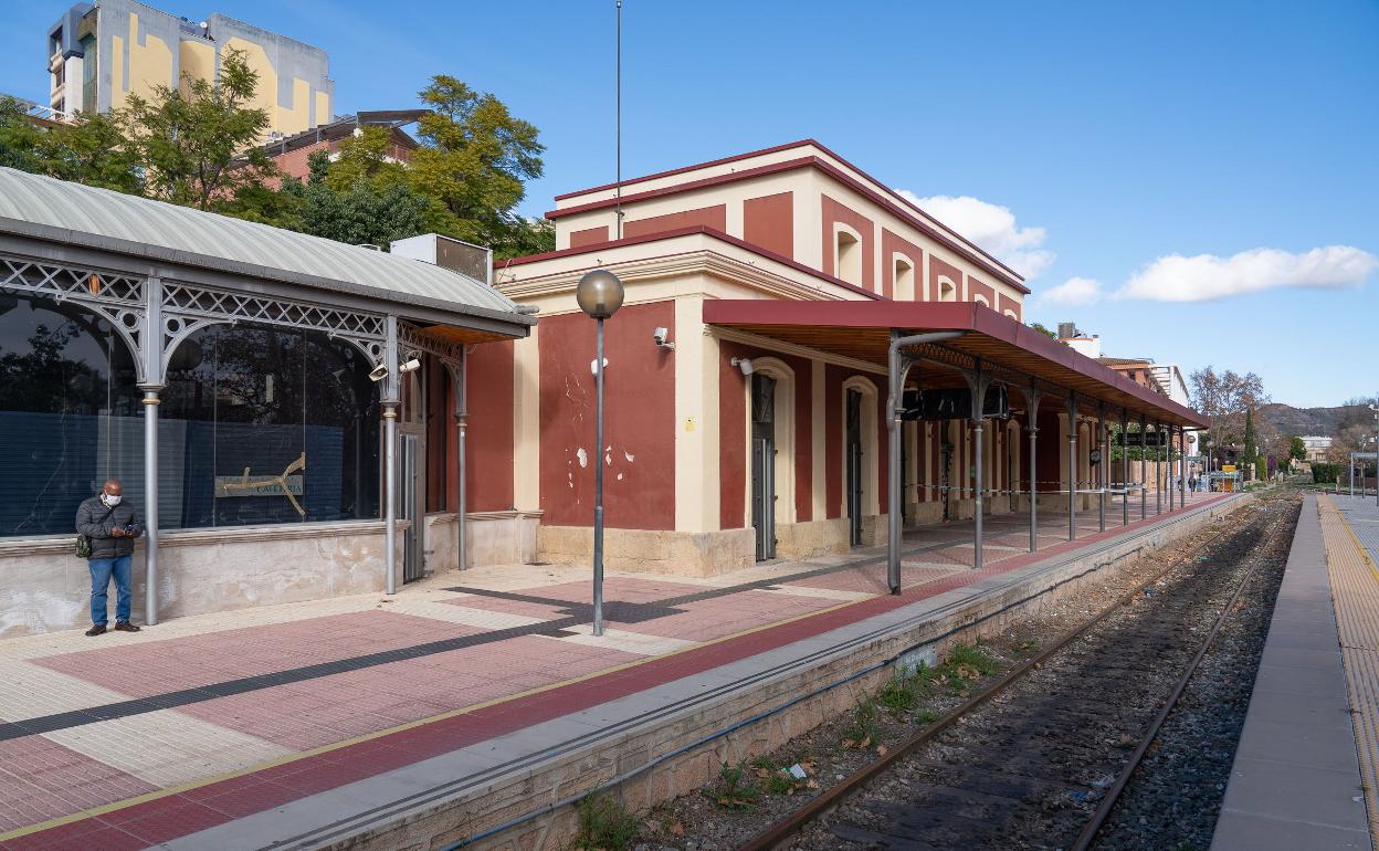 Edificio histórico de la estación Lorca bajo el que circularán las vías soterradas y se construirá la nueva estación.