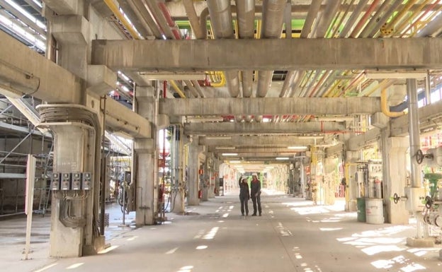 Ingenieros de Cepsa en las instalaciones de La Rábida donde se ha fabricado el SAF que llevarán al 4,5% parte de los aviones del aeropuerto sevillano.