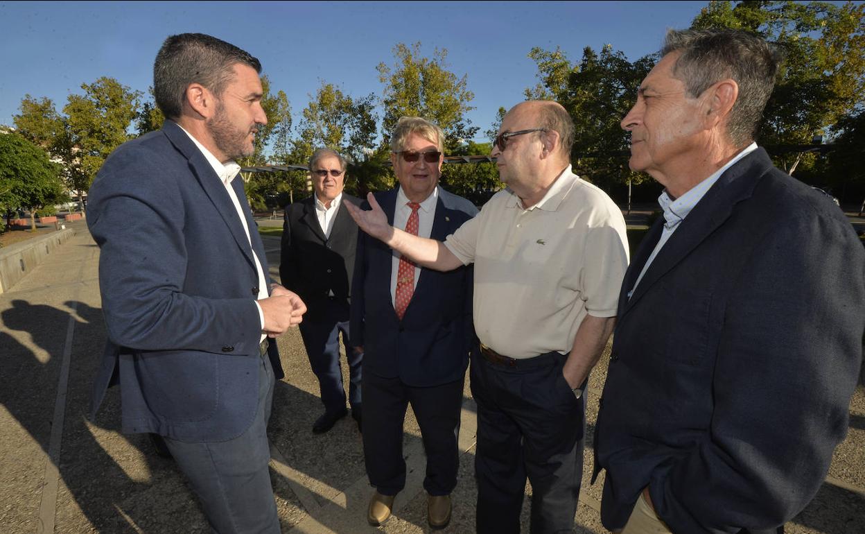 Francisco Cabezas, en el centro, conversa con Antonio Luengo, José Antonio Andújar y Fernando Rubio el mes pasado en Murcia. 