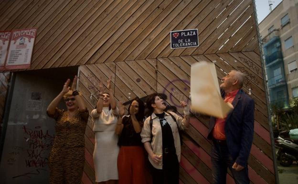 Los vecinos descubren la nueva placa que lucirá en la plaza del Cristo Resucitado. 