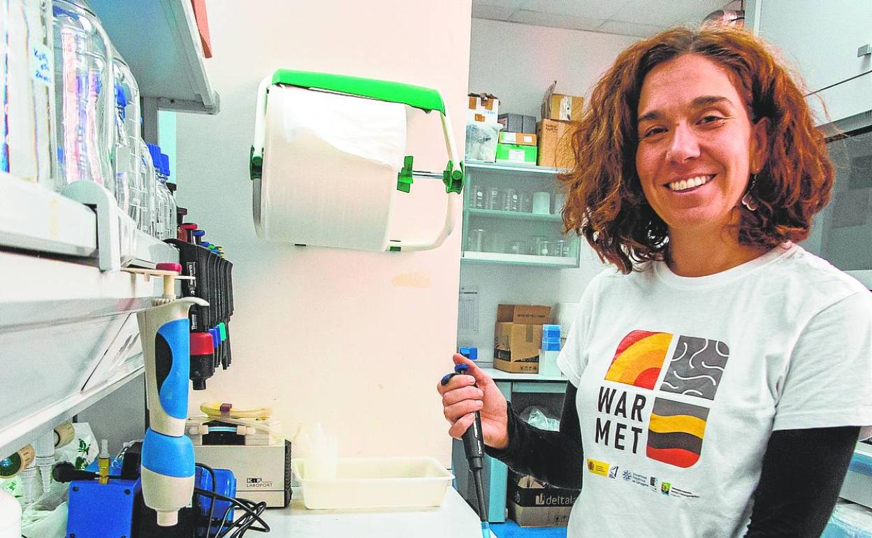 La investigadora Nazaret González Alcaraz en el laboratorio.