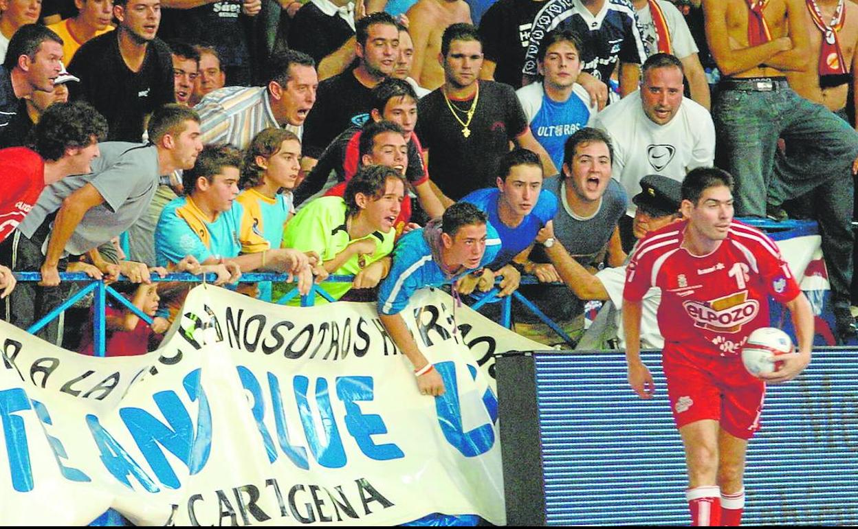 Kike Boned, increpado por la afición cartagenera en la vieja Bombonera, en un partido de 2005. 