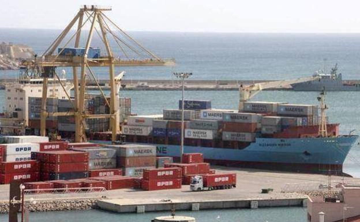 Un buque de contenedores del Puerto de Cartagena, en una foto de archivo. 