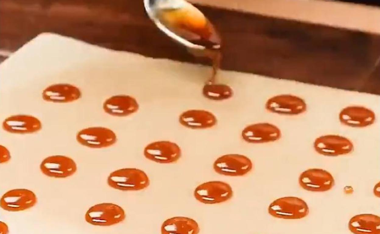 La sencilla receta con la que cocinar caramelos para la tos en casa