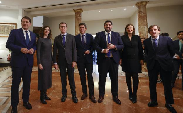 Feijóo, junto a los presidentes de Castilla y León, Madrid y Murcia; el alcalde de Madrid y los candidatos a la Generalitat y al Ayuntamiento de Valencia. 