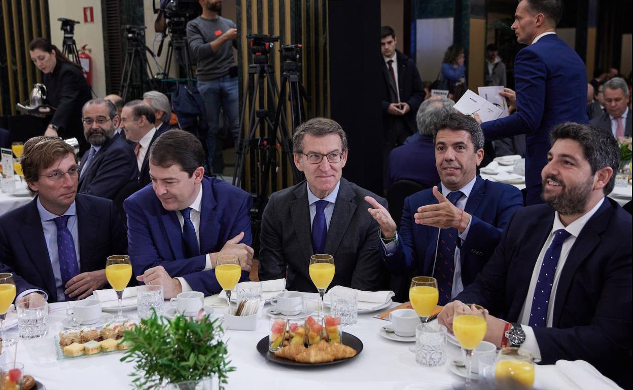 José Luis Martínez-Almeida, Alfonso Fernández Mañueco, Alberto Núñez Feijóo, Carlos Mazón y Fernando López Miras durante el desayuno informativo organizado por Nueva Economía Fórum en Madrid.