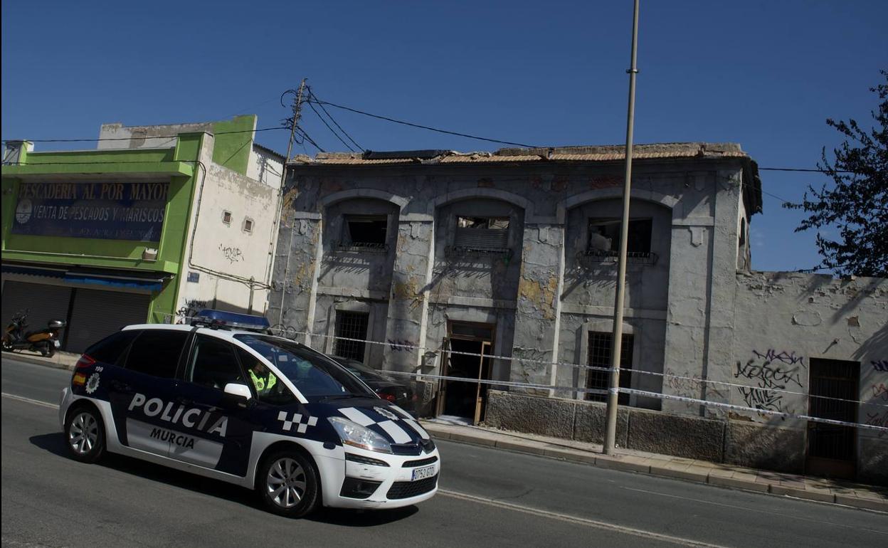 La policía pasa frente a un edificio okupado en Murcia en una imagen de archivo. 