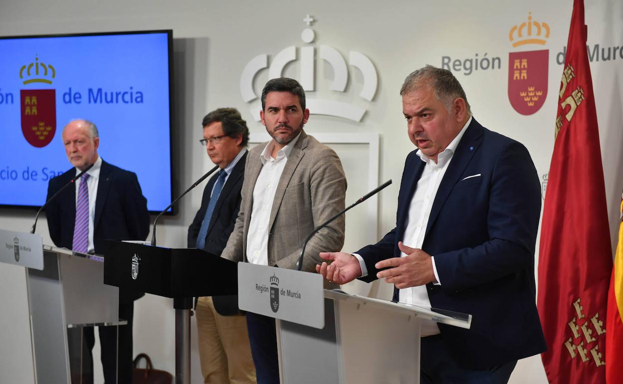 Lucas Jiménez, en primer plano, con el consejero Antonio Luengo y los catedráticos Luis Garrote y Antonio Fanlo, el día 18 en Murcia. 