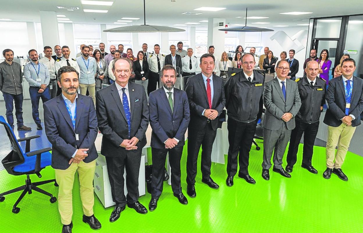 Directivos de Navantia, altos mandos navales y personal de la oficina. 