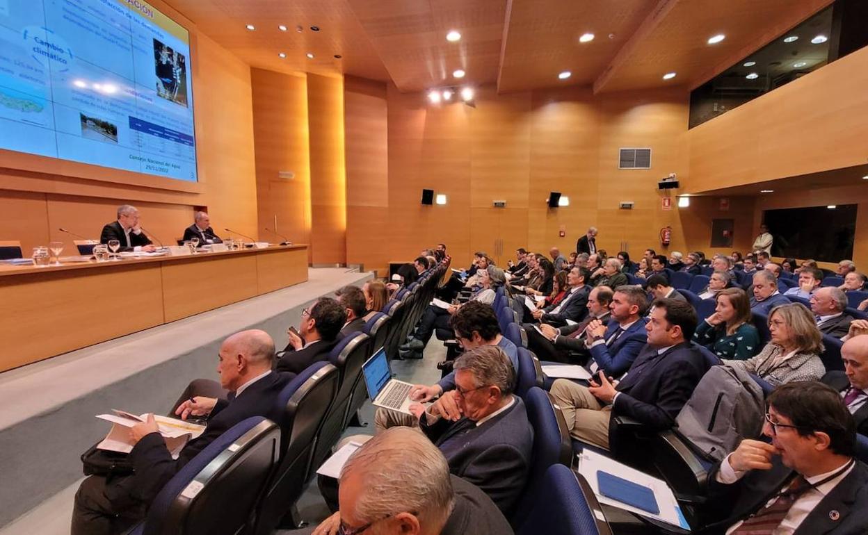 El consejero Antonio Luengo, entre los participantes en el Consejo Nacional del Agua, reunido este martes en Madrid.