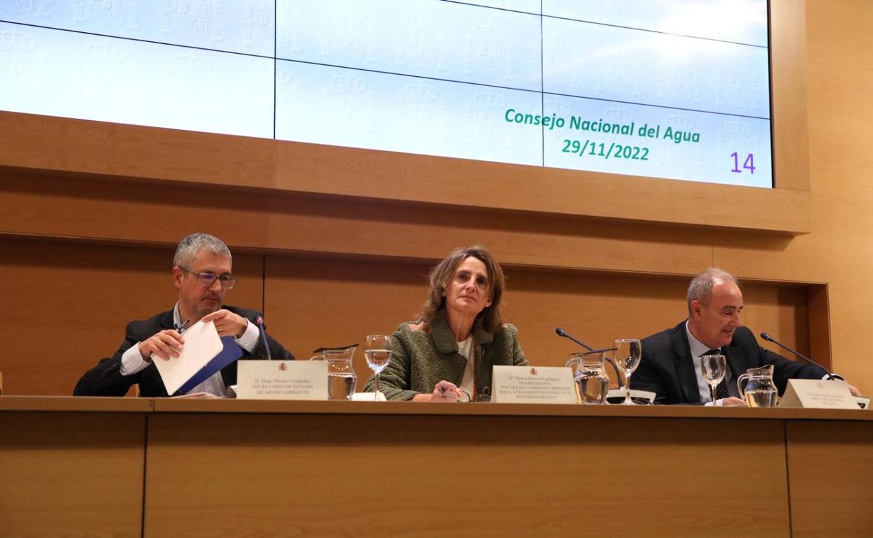 El secretario de Estado, Hugo Morán, la vicepresidenta Teresa Ribera y el director general del Agua, Teodoro Estrela, ayer en el Consejo. 