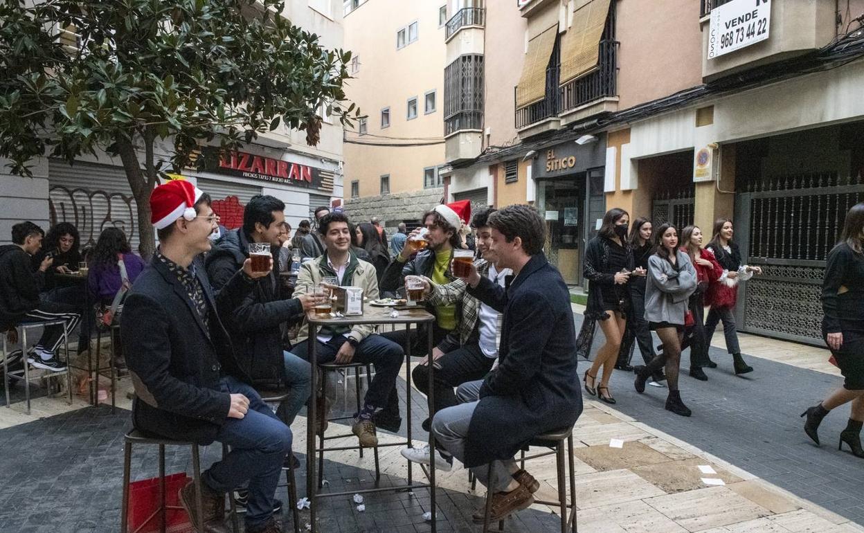 Varios jóvenes celebran las fiestas en las calles de Murcia en una imagen de archivo.