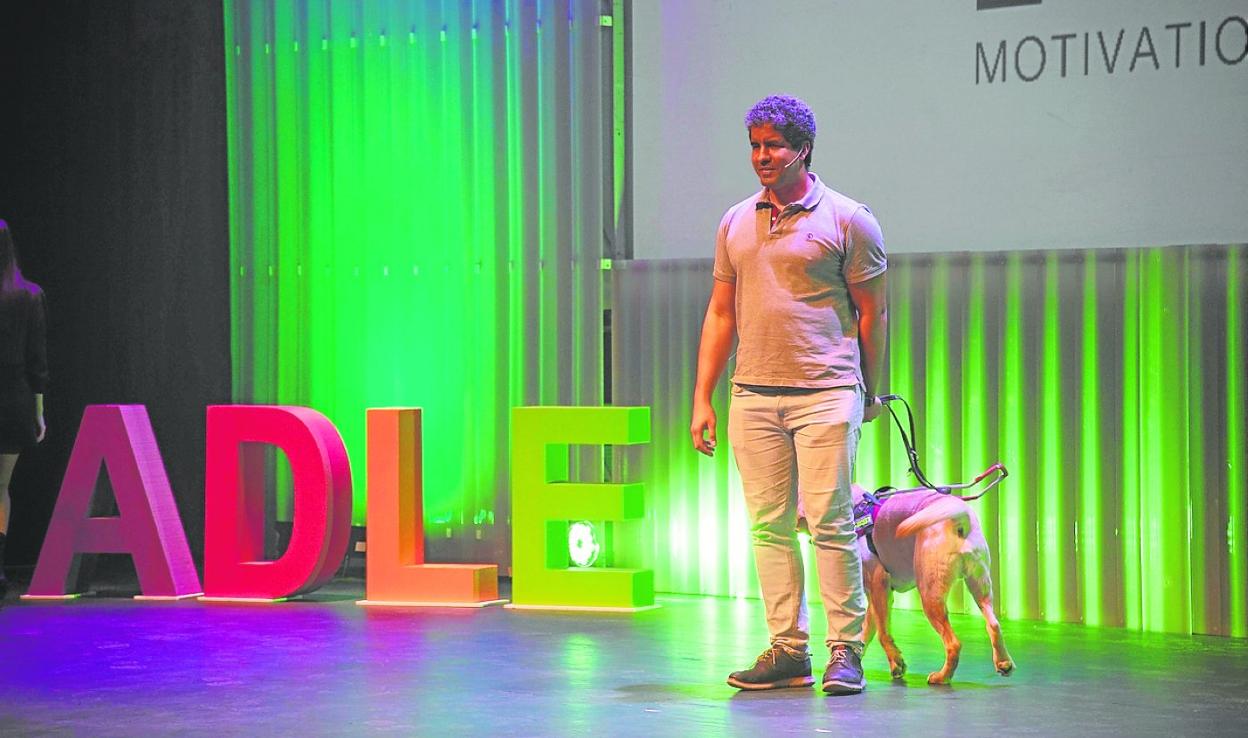 Enhamed durante conferencia en el auditorio El Batel de Cartagena.