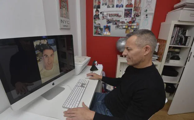 Vladimir Salazar, en su casa en enero de 2021, ve un vídeo de Cristiano Ronaldo dándole ánimos. 