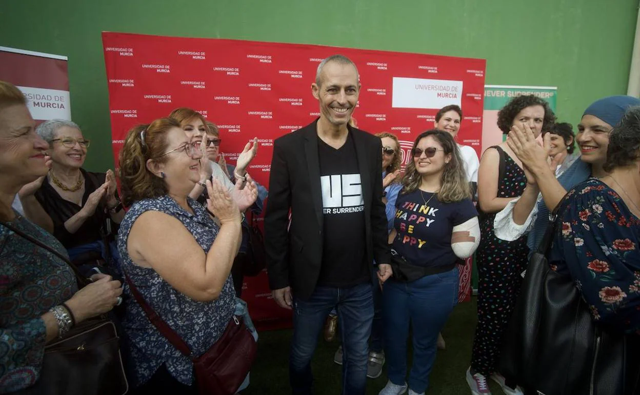 Vladimir Salazar, el pasado 3 de noviembre, durante la inauguración del Espacio Deportivo Oncológico que lleva su nombre, junto a pacientes de cáncer y familiares. 