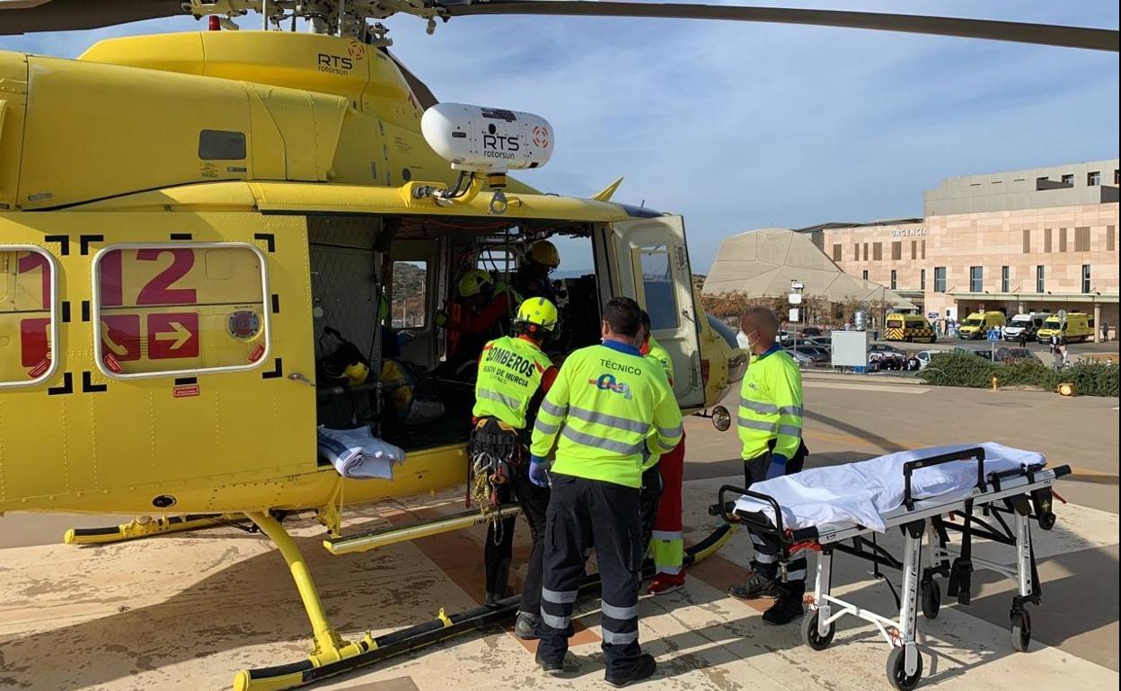 Llegada del helicóptero al hospital Santa Lucía de Cartagena.