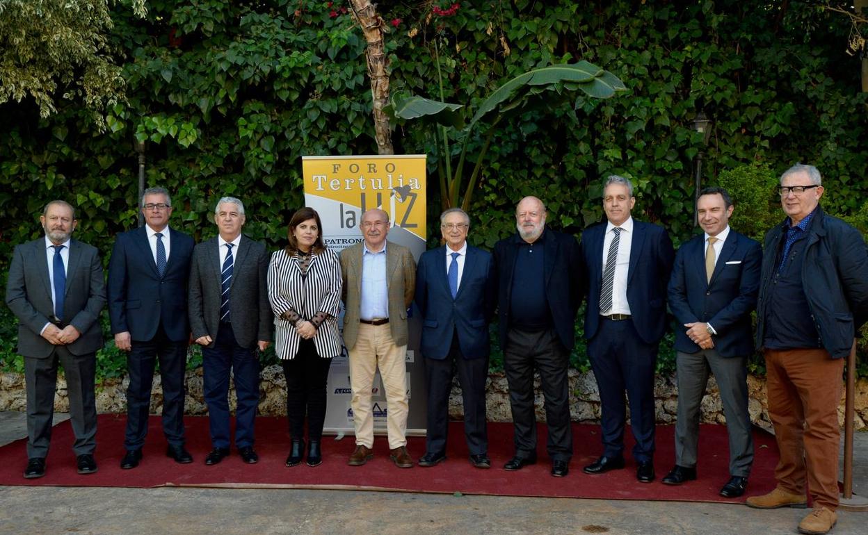 Luis del Rivero en el centro antes de su intervención ayer en el foro-tertulia La Luz.