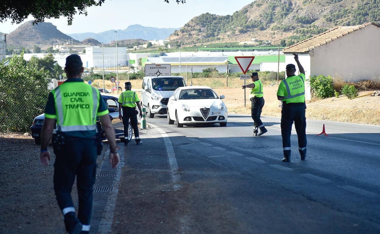 Agentes de la Guardia Civil de Tráfico, durante un control rutinario. 