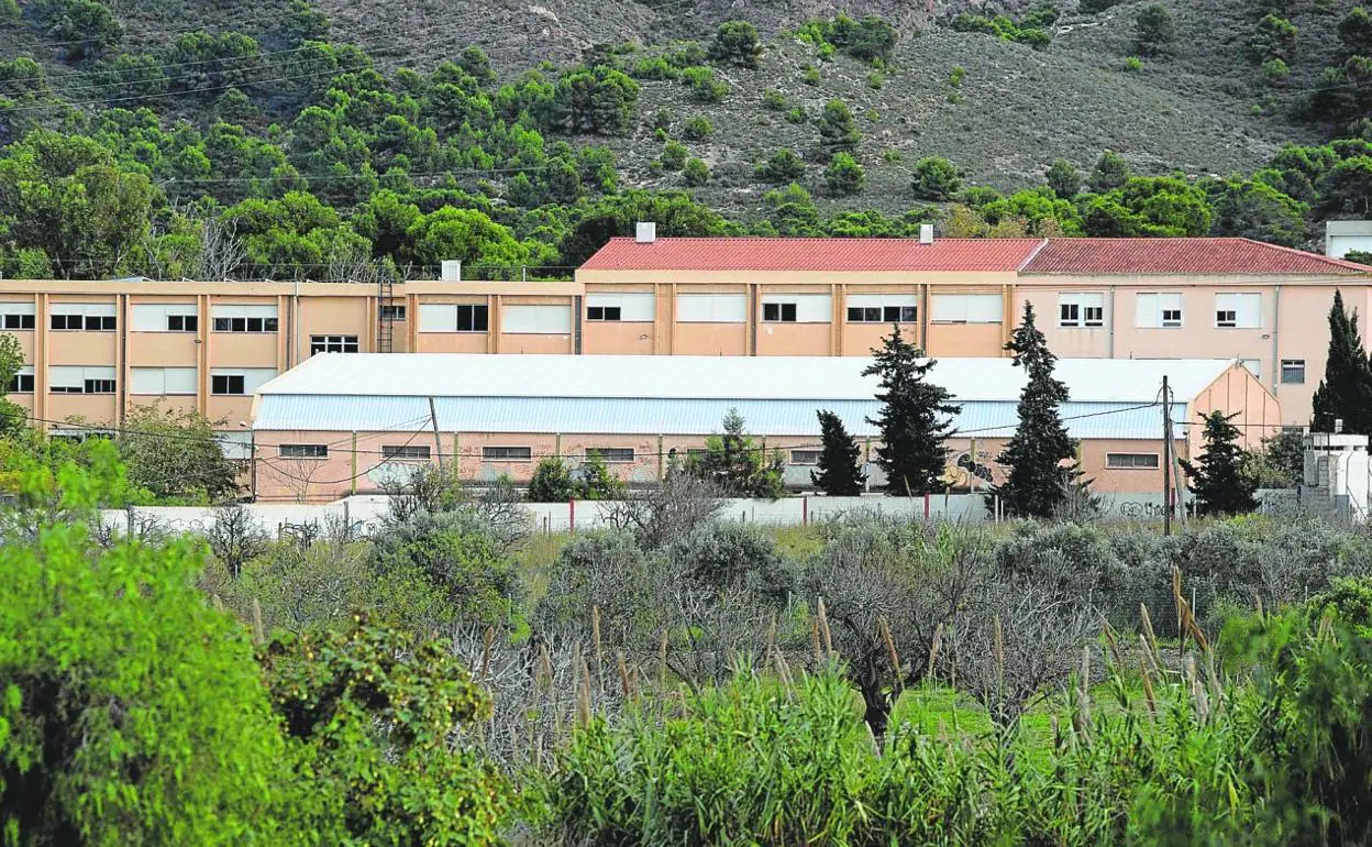 Pabellón y aulario general del instituto Juan Sebastián Elcano, en Tentegorra, donde este verano han sido sustituidas las cubiertas de amianto. 