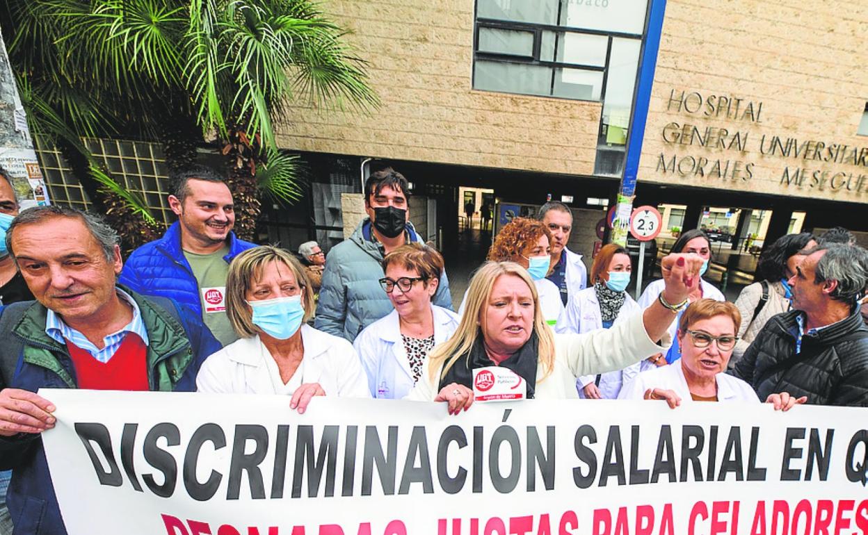 Protesta de los auxiliares de enfermería y celadores, en la entrada del Hospital Morales Meseguer de Murcia.