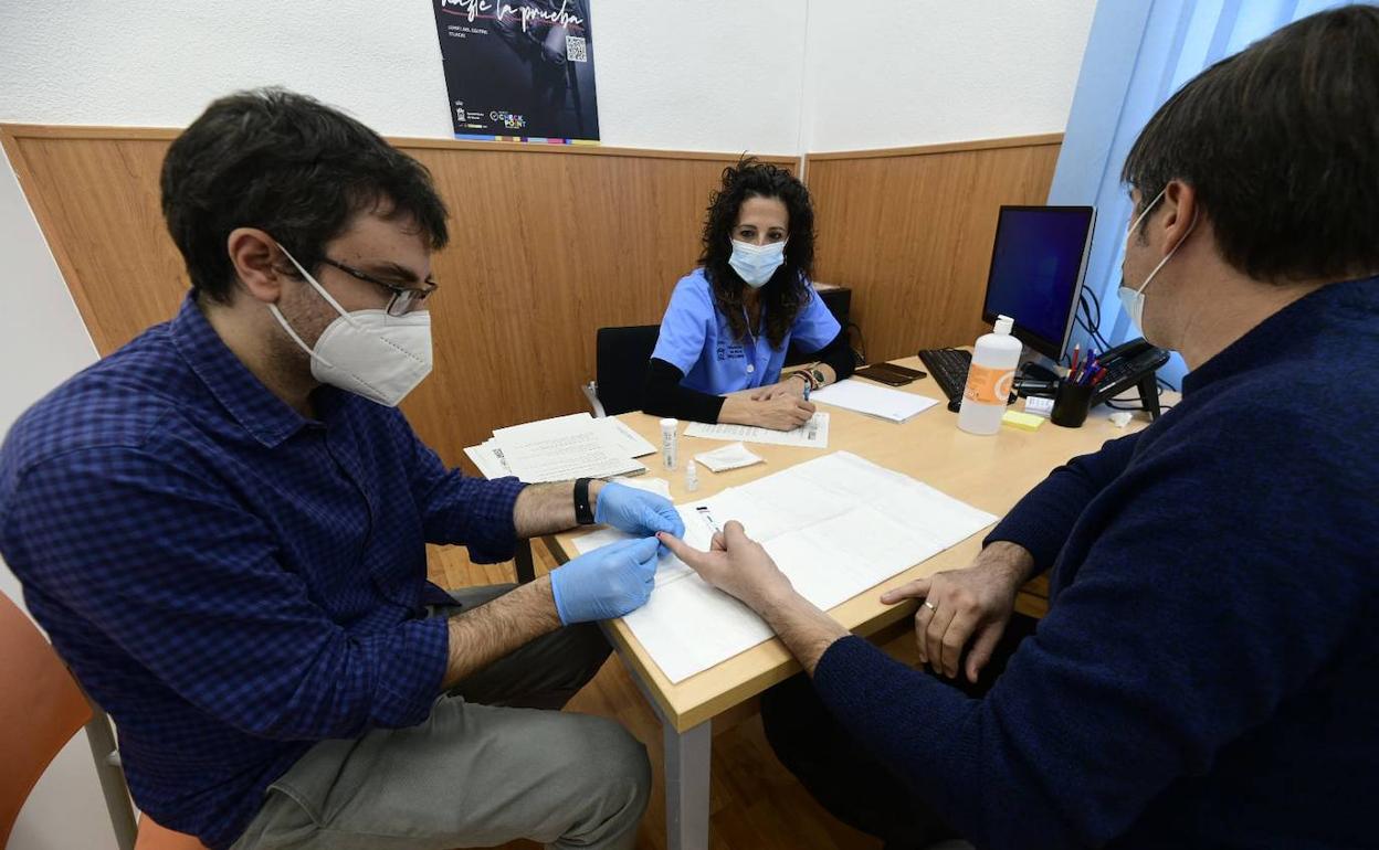 Los médicos Rosa Miñarro y Antonio Madrid atienden a un usuario, este jueves en el nuevo 'checkpoint' de Murcia, en el jardín del Salitre.