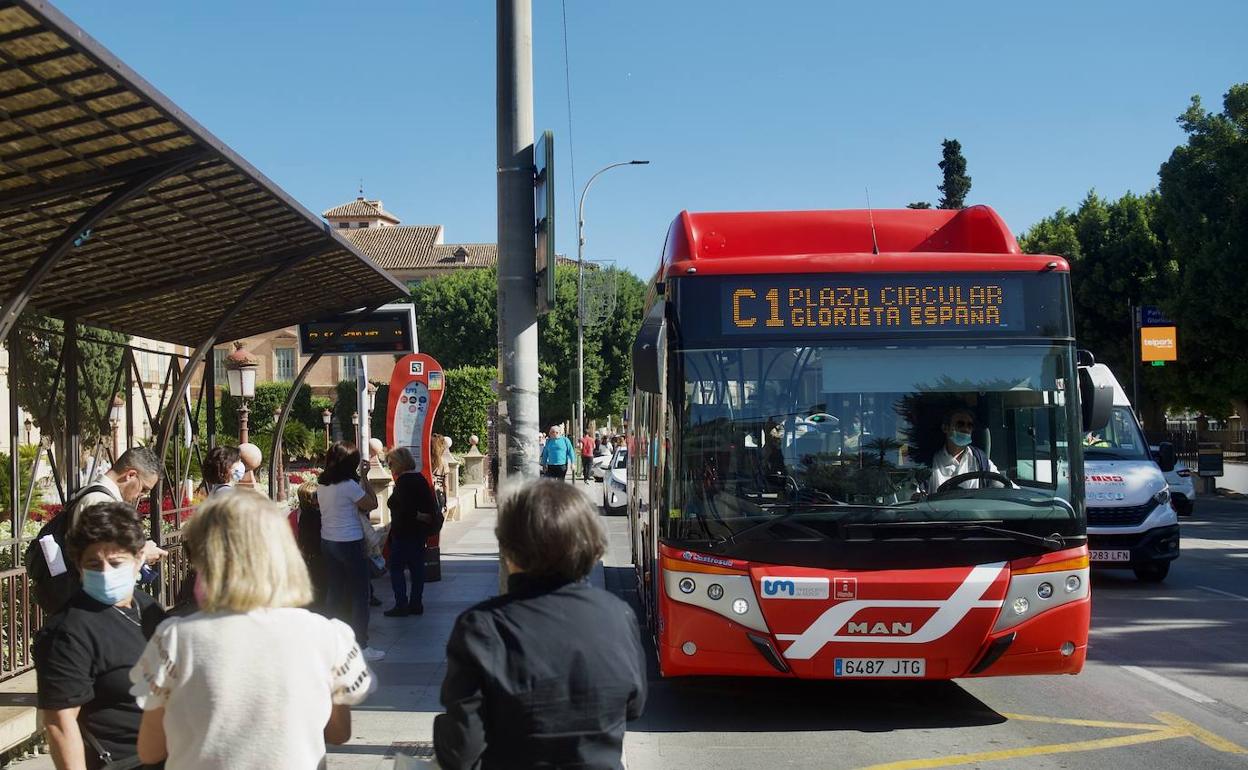 Usuarios del transporte público de Murcia esperan un autobús urbano. 