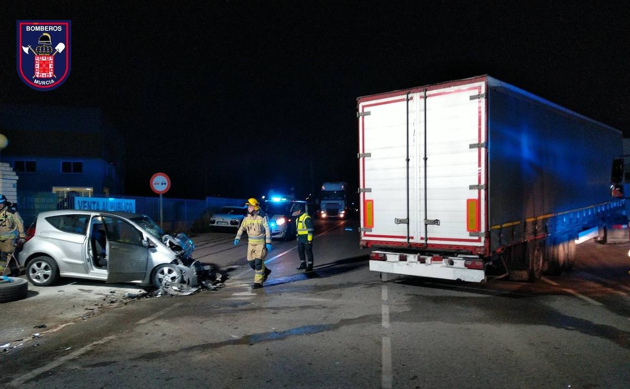 Estado del coche y el camión tras el accidente.
