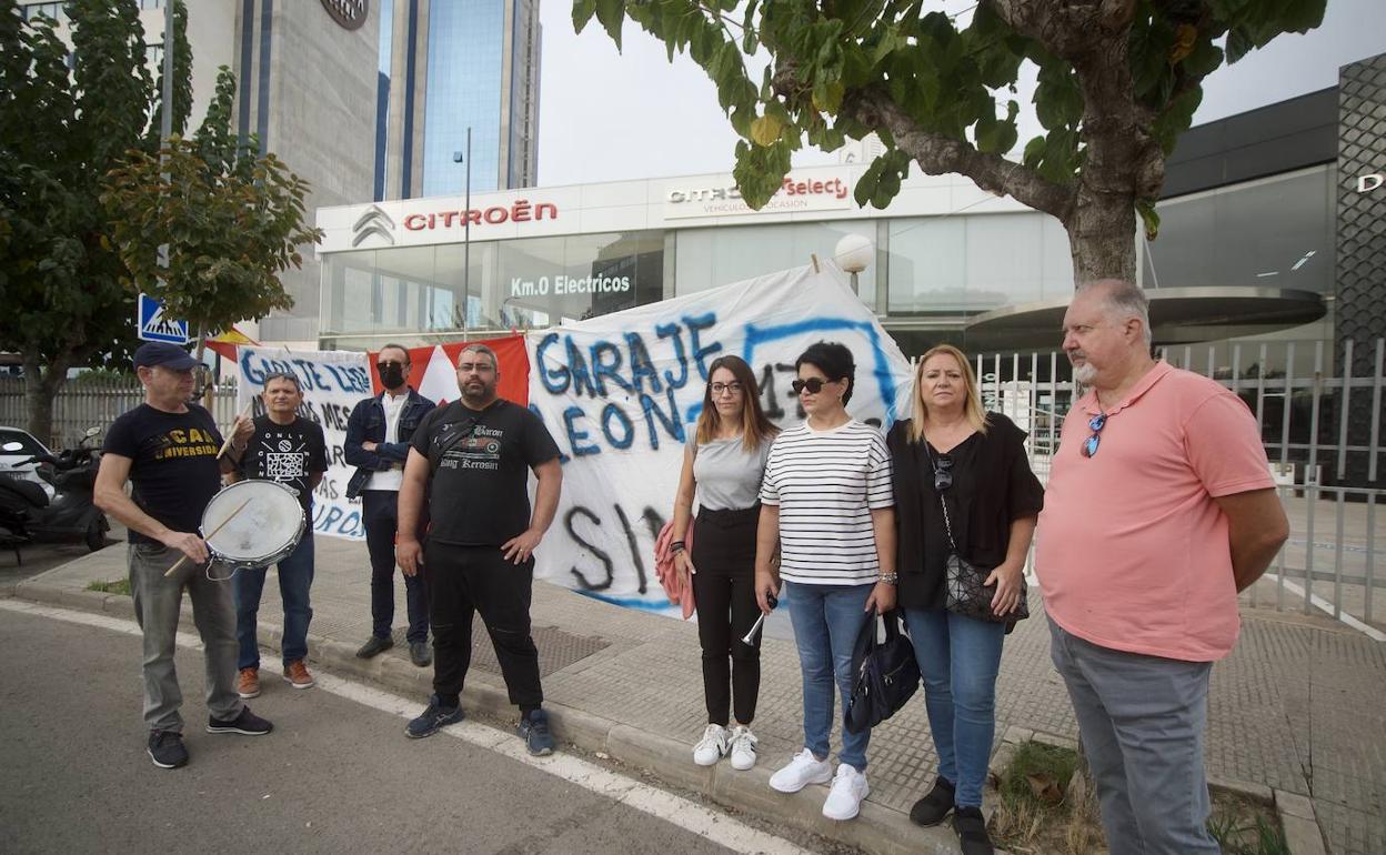Trabajadores afectados por el ERTE de Garaje León, en Murcia.