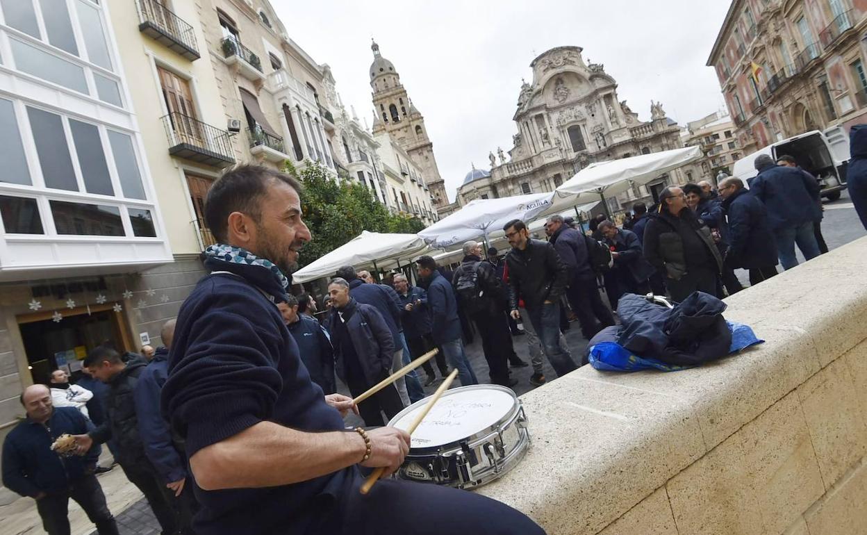Protesta de los trabajadores de los 'coloraos', este viernes por la mañana frente al Moneo.