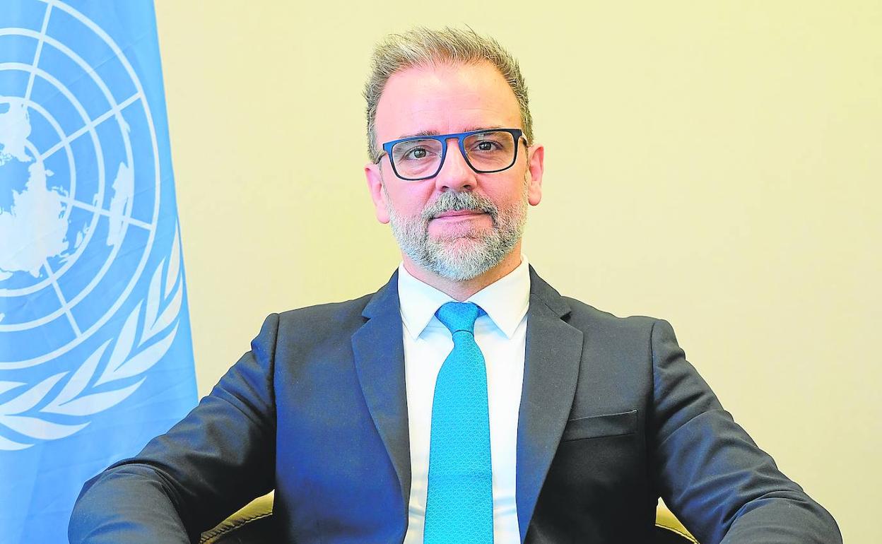 Pedro Manuel Moreno, junto a la bandera de la ONU, en su despacho en Ginebra.